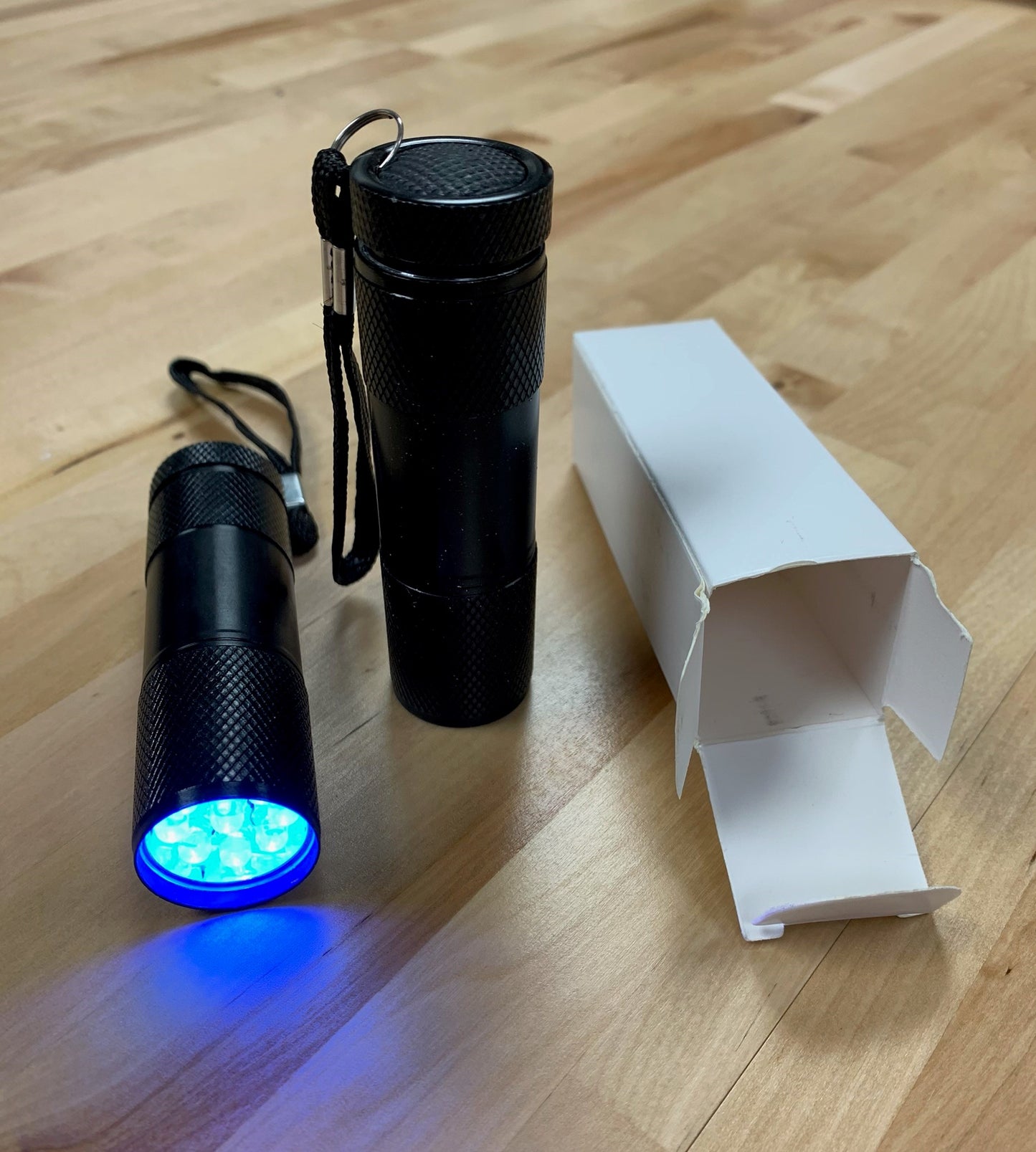 LED FLASHLIGHT x 1 (BLACKLIGHT)